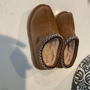 Size 9 toddler Ugg slippers